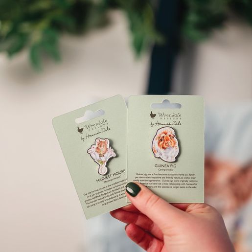 Kovová brož Wrendale Designs "Grinny Pig" - Morče