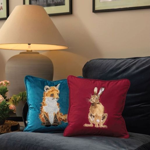 Vyšívaný polštář Wrendale Designs "Golden Hour", 40x40 cm - Zajíc