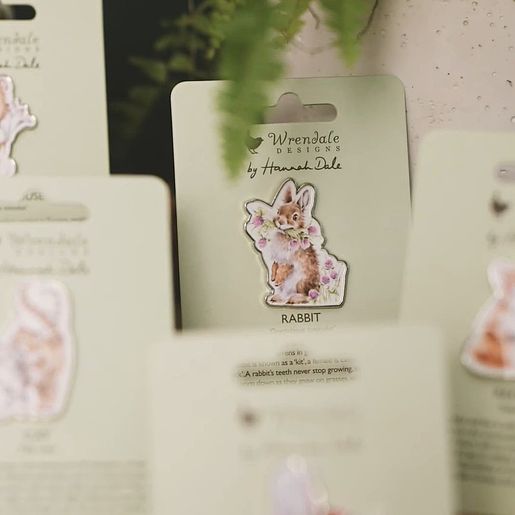 Kovová brož Wrendale Designs "Head Clover Heels" - Králík