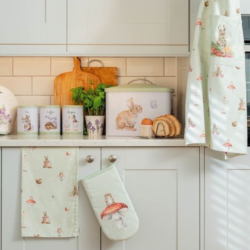 Kuchyňská zástěra Wrendale Designs "Garden Friends" - Zahradní zvířata