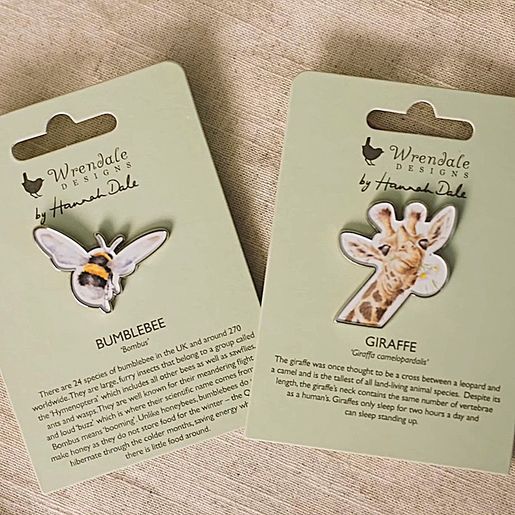 Kovová brož Wrendale Designs "Flowers" - Žirafa