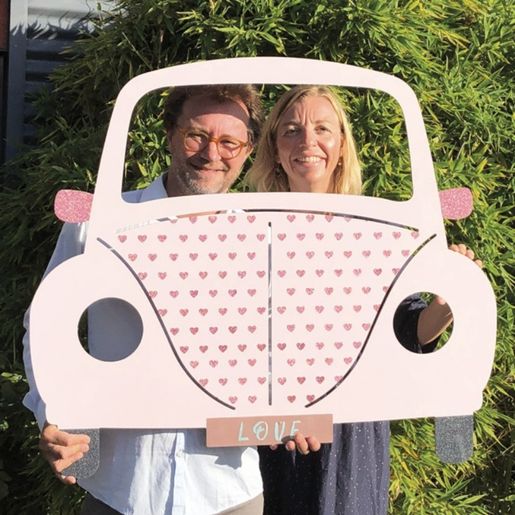 Dřevěný výřez k dekoraci Gomille, 93x82 cm - Svatební auto