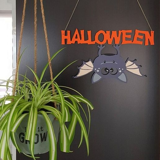 Dřevěný výřez k dekoraci Gomille, závěsný, 36x23 cm - Nápis Halloween, s netopýrem