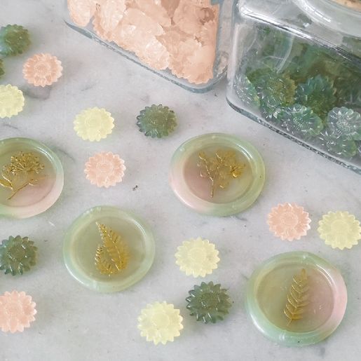 Průsvitný pečetní vosk granulovaný Aladine - květinové barvy