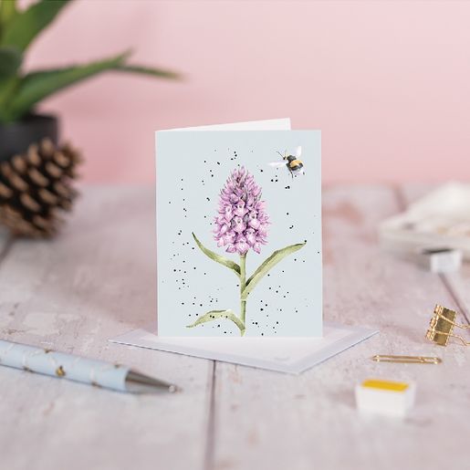 Dárková kartička Wrendale Designs "Marsh Orchid" - Prstnatec a včelka
