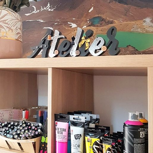 Dřevěný výřez k dekoraci Gomille, samostojící, 38x11 cm - Nápis Atelier