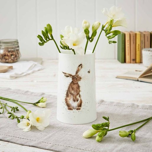 Porcelánová váza Wrendale Designs "Hare and the Bee", 17 cm - Zajíc a včela