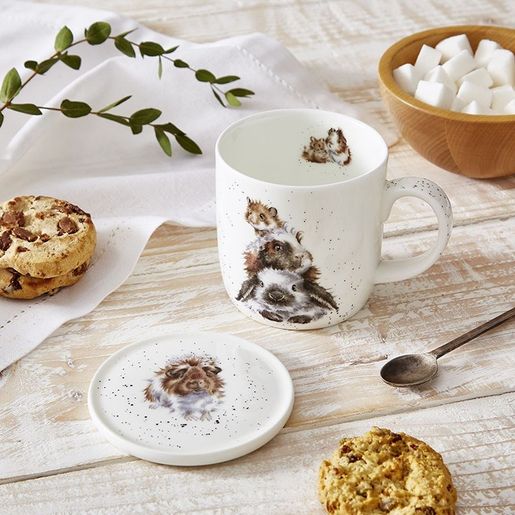 Porcelánový hrnek s podšálkem Wrendale Designs "Piggy in the Middle", 0,31 l - Morče