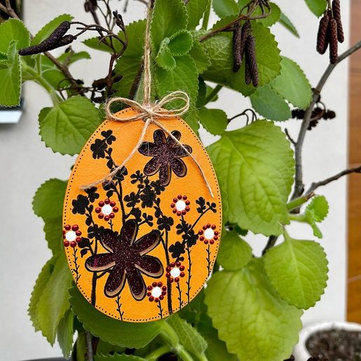 Dřevěný výřez k dekoraci Gomille, závěsný, 10 cm - Vajíčko s květinou