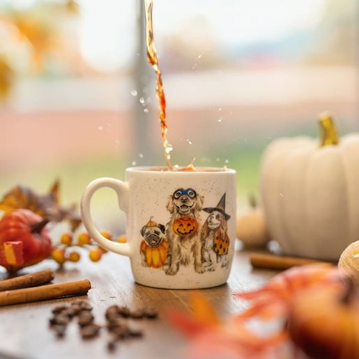 Porcelánový hrnek Wrendale Designs "Trick or Treat", 0,4 l - Pejsci na Halloween