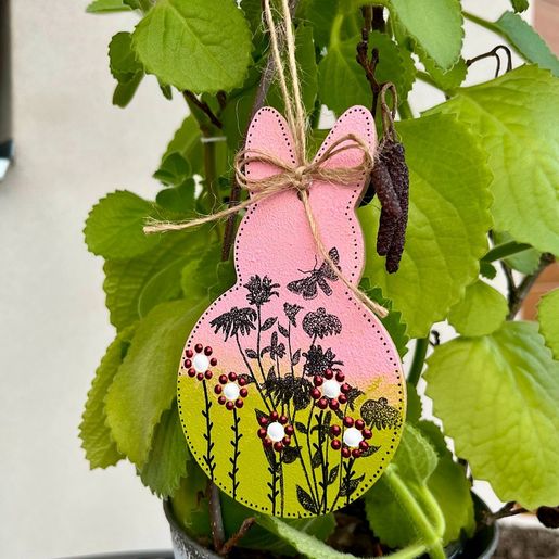 Dřevěný výřez k dekoraci Gomille, závěsný, 7x12 cm - Králík