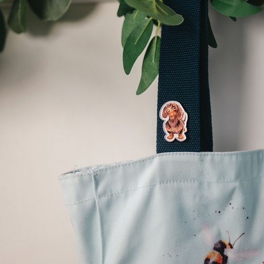 Kovová brož Wrendale Designs "Little Sausage" - Pes, jezevčík