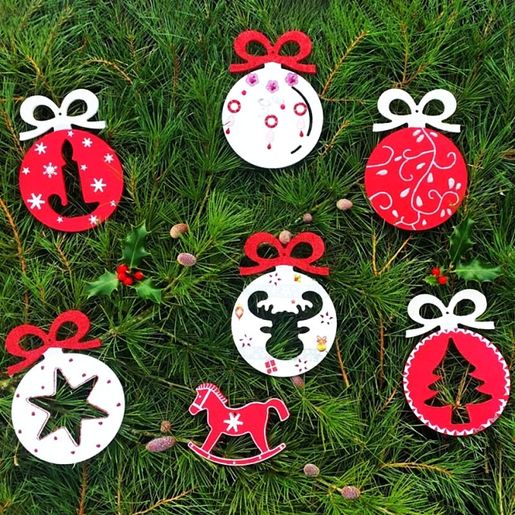 Dřevěný výřez k dekoraci Gomille, závěsný, 15 cm - Baňka se sobem