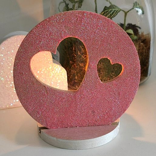 Dřevěný svícen k dekoraci Gomille, 12x12 cm - Srdíčka