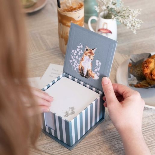 Poznámkový bloček Wrendale Designs "Snug as a Cub",  450 l. - Lišky