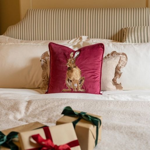 Vyšívaný polštář Wrendale Designs "Golden Hour", 40x40 cm - Zajíc