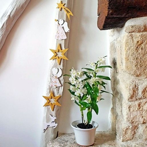 Dřevěný výřez k dekoraci Gomille, závěsný, 15 cm - Modlící se anděl