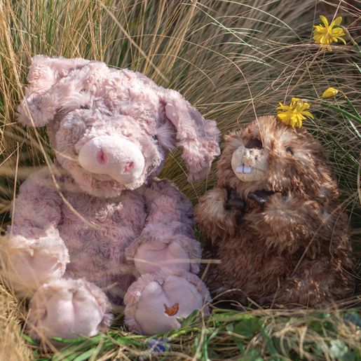 Plyšová hračka Wrendale Designs "Beaver Chester" - Bobr, mládě