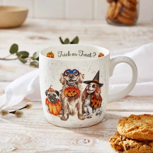 Porcelánový hrnek Wrendale Designs "Trick or Treat", 0,4 l - Pejsci na Halloween