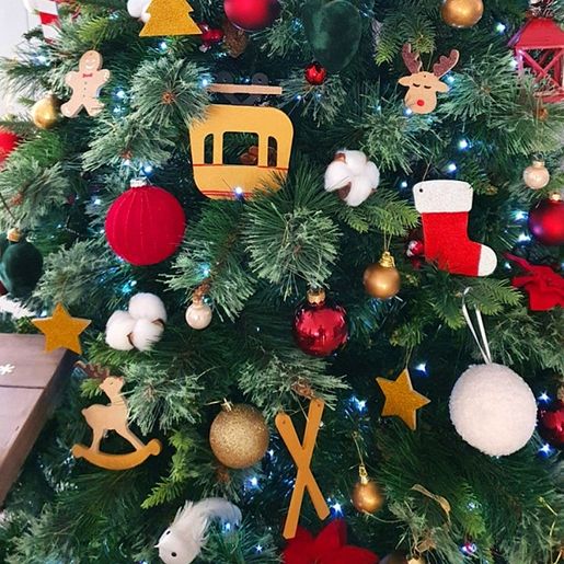 Dřevěný výřez k dekoraci Gomille, závěsný, 14x14 cm - Houpací jelen