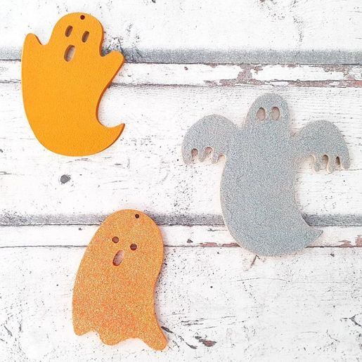 Dřevěný výřez k dekoraci Gomille, závěsný, 14x13 cm - Přízrak